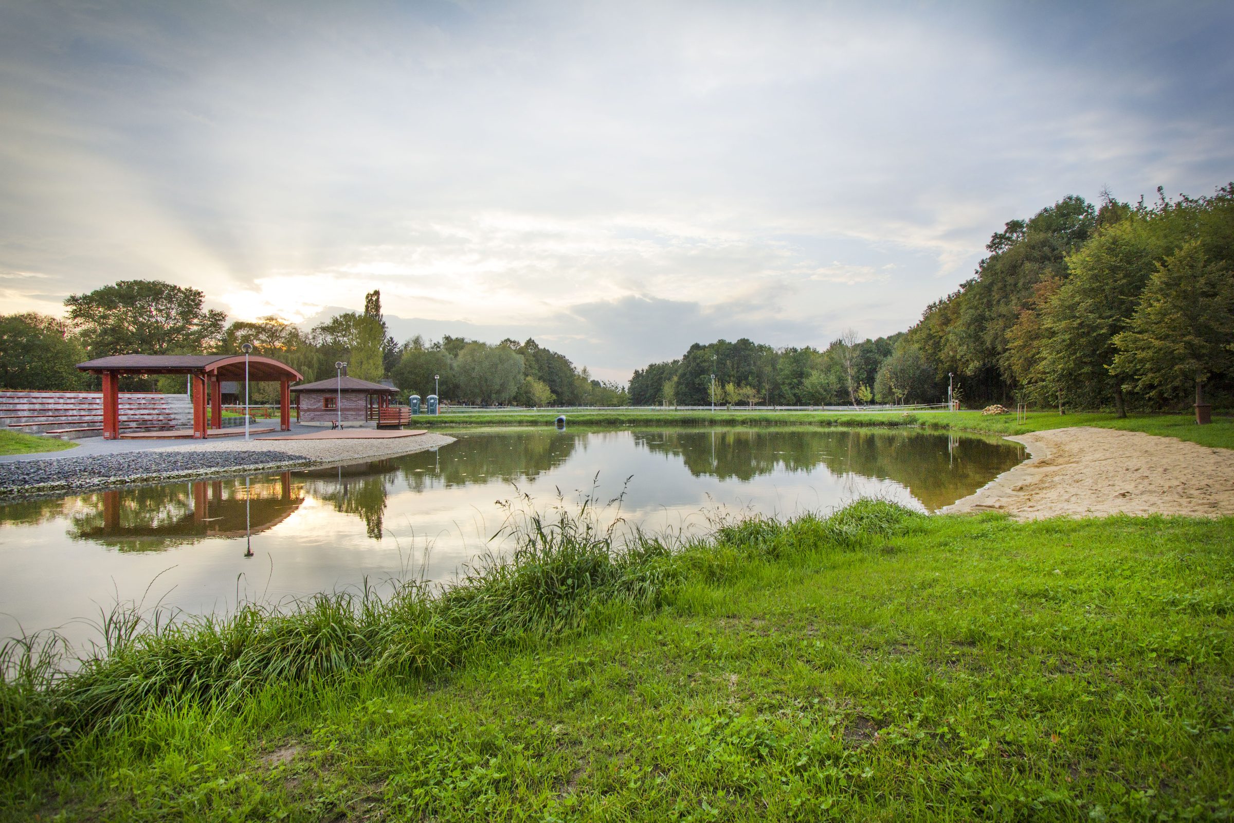 Rodinný park Amerika v Radonicích – koupaliště s amfiteátrem za soumraku